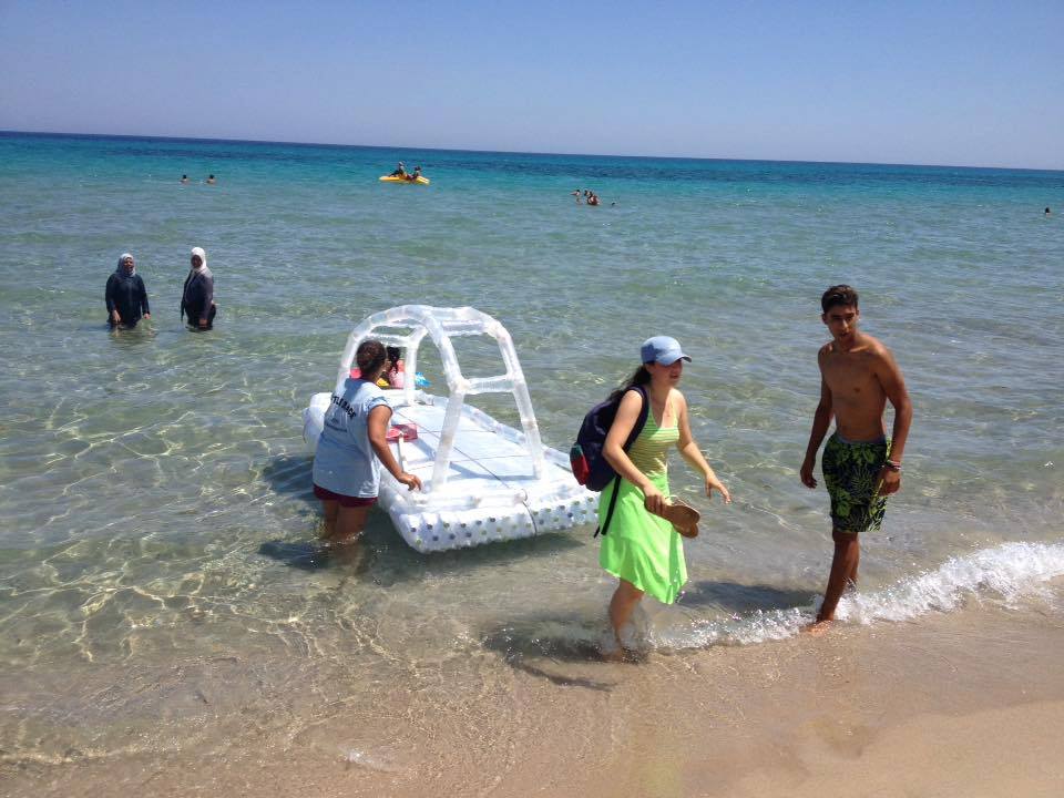 صور قوارب القوارير البلاستيكية لأوّل مرّة في شاطئ المعمورة