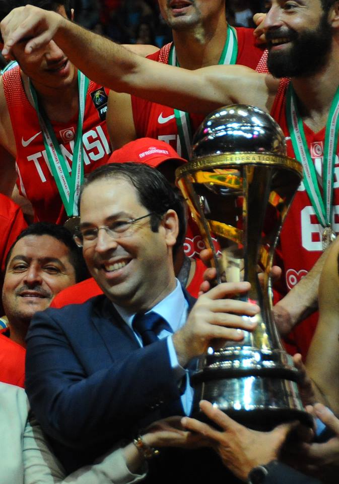 صور/ رئيس الحكومة   يسلم المنتخب التونسي لقب كأس إفريقيا لكرة السلة