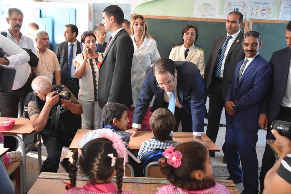 صور / رئيس الحكومة  يواكب العودة المدرسية بالمدرسة الإبتدائية "حي شاكر" بمنطقة برج الطويل - أريانة