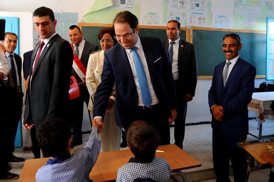 صور / رئيس الحكومة  يواكب العودة المدرسية بالمدرسة الإبتدائية "حي شاكر" بمنطقة برج الطويل - أريانة