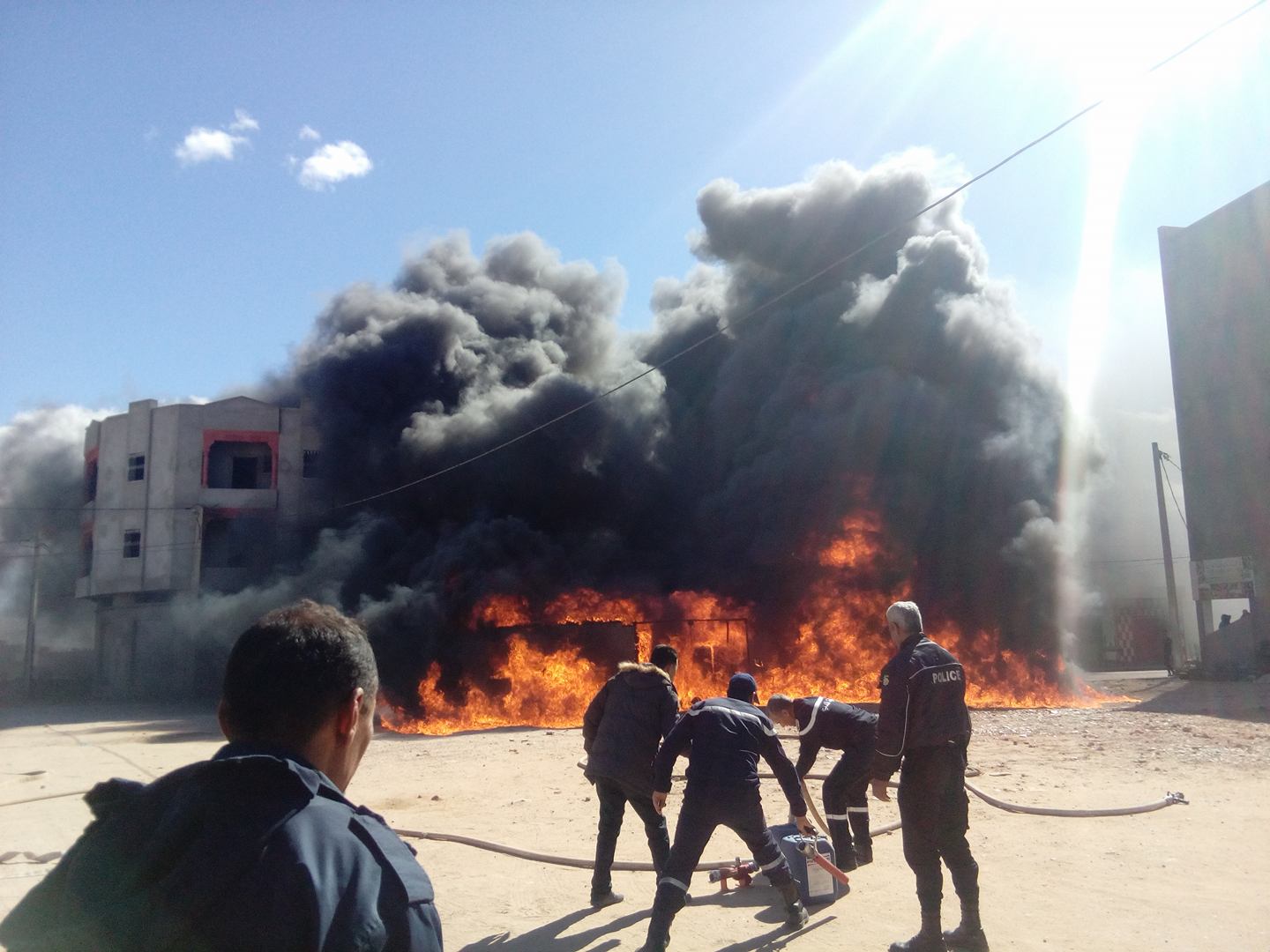 صور / الرقاب : حريق بمحلٍّ لبيع المحروقات المهرّبة