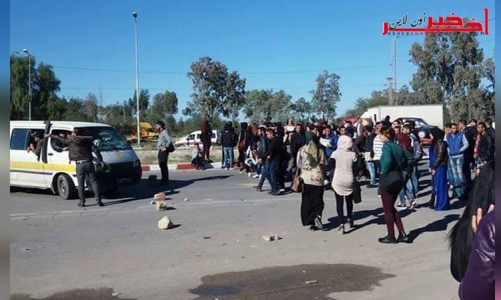 صور/ القيروان : تواصل إغلاق الطريق الوطنية 2 والطلبة يرفضون فتحه إلا بقدوم الوالي