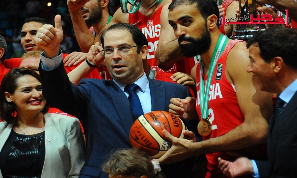 صور/ رئيس الحكومة   يسلم المنتخب التونسي لقب كأس إفريقيا لكرة السلة