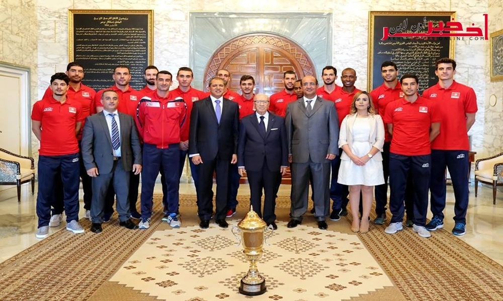 بعد فوزه ببطولة إفريقيا ، رئيس الجمهوريّة يستقبل وفدًا عن المنتخب الوطني والجامعة التونسيّة لكرة الطائرة
