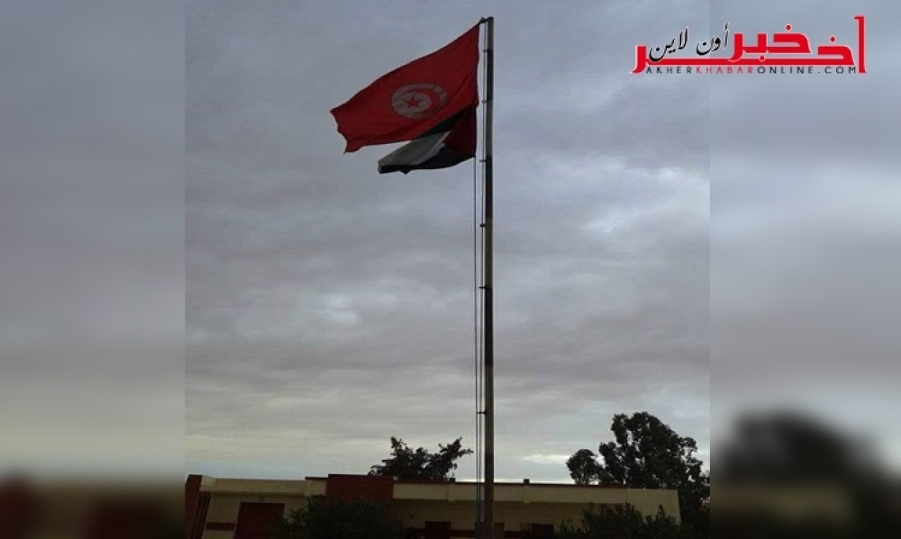  صور/   المظيلة- قفصة  : تلامذة المعهد الثانوي يرفعون العلم  الفلسطيني جنبا إلى جنب مع العلم التونسي