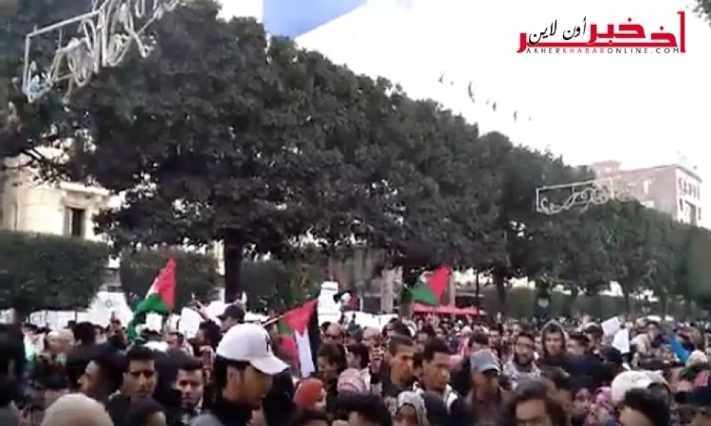 فيديو / الآن  بشارع الحبيب بورقيبة ..مسيرة احتجاجا على قرار ترامب