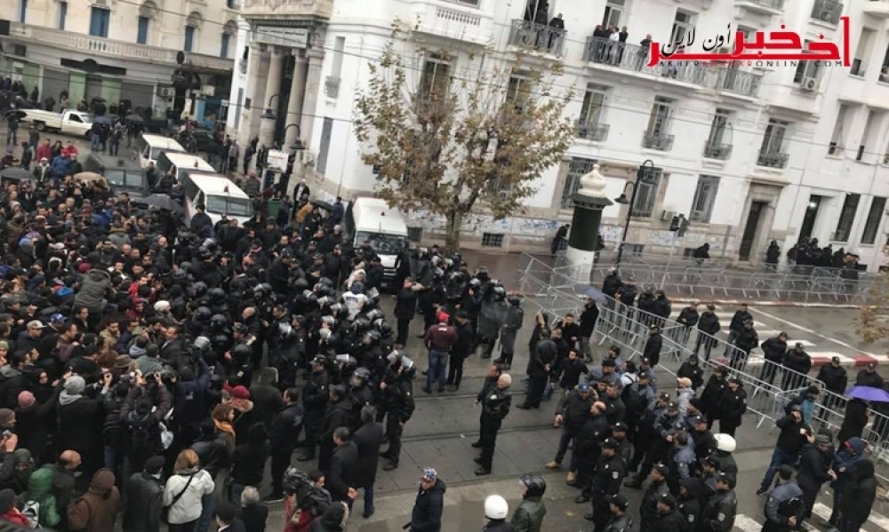 الأمن منعهم ، تجمّع نشطاء حملة "فاش نستناو"  للإحتجاج أمام مقر ولاية تونس  وعضو من الحملة يتحدّث  لـ"آخر خبر أونلاين"
