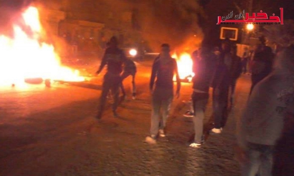 حي التضامن – الآن /  تجمع  عدد من  الشبان و إحراق عجلات في مفترق 105