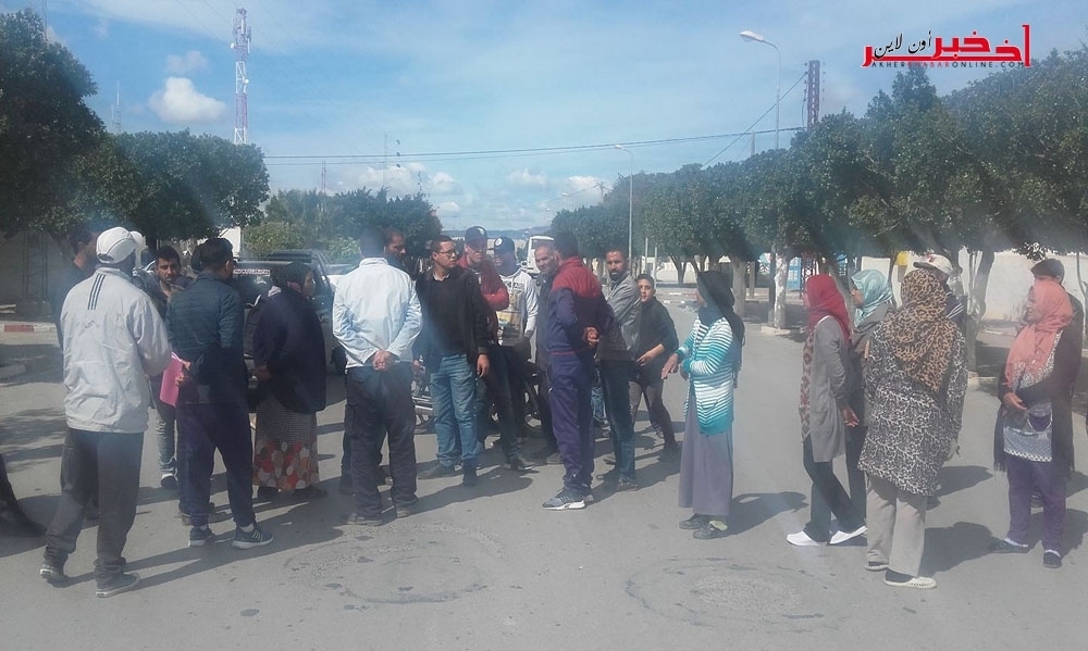 الوسلاتية - القيروان / غلق المعتمدية والطريق إحتجاجًا  على تغيير وجهة مصنع النسيج، المعتمد يتحدّث لـ"آخر خبر أونلاين"