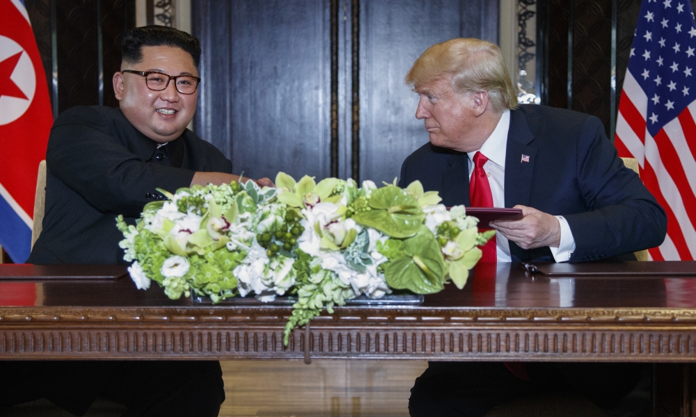 صور من القمة الأمريكيّة - الكوريّة الشمالية  وكيم يتعهّد "بنزع كامل الأسلحة النوويّة في شبه الجزيرة الكوريّة"