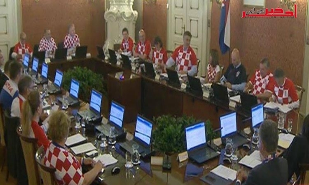احتفالا بوصوله الى نهائي كأس العالم / حكومة كرواتيا تعقد اجتماعها بزي المنتخب  