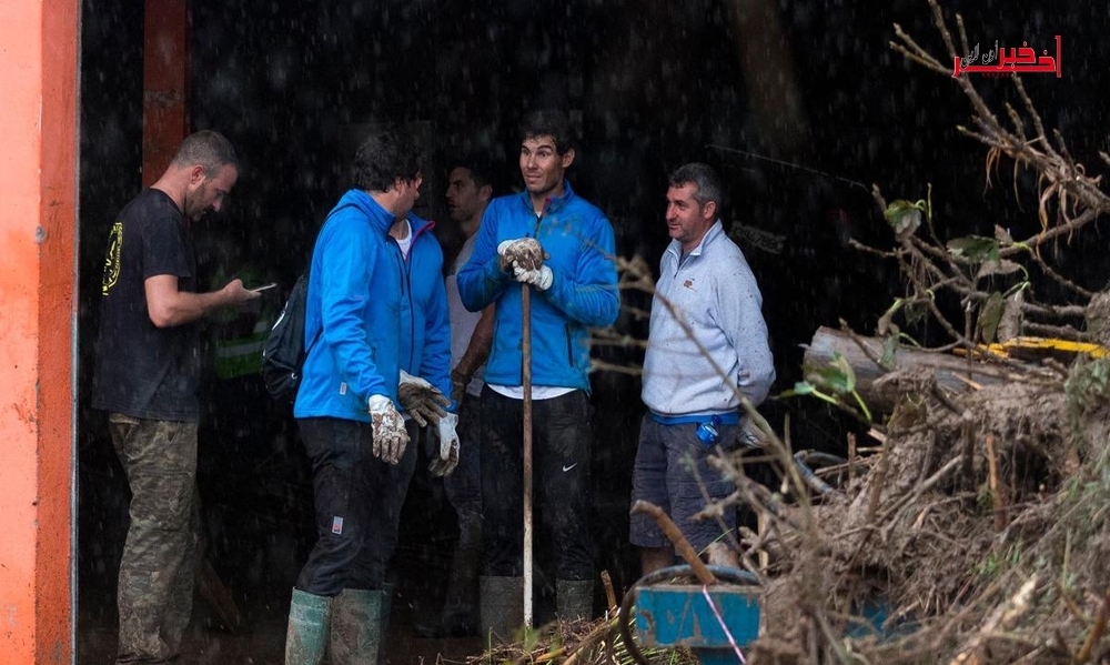 نجم التنس الاسباني رافاييل نادال يشارك في عمليات التنظيف بعد الفيضانات التي اجتاحت مسقط رأسه "مايوركا" (صور)