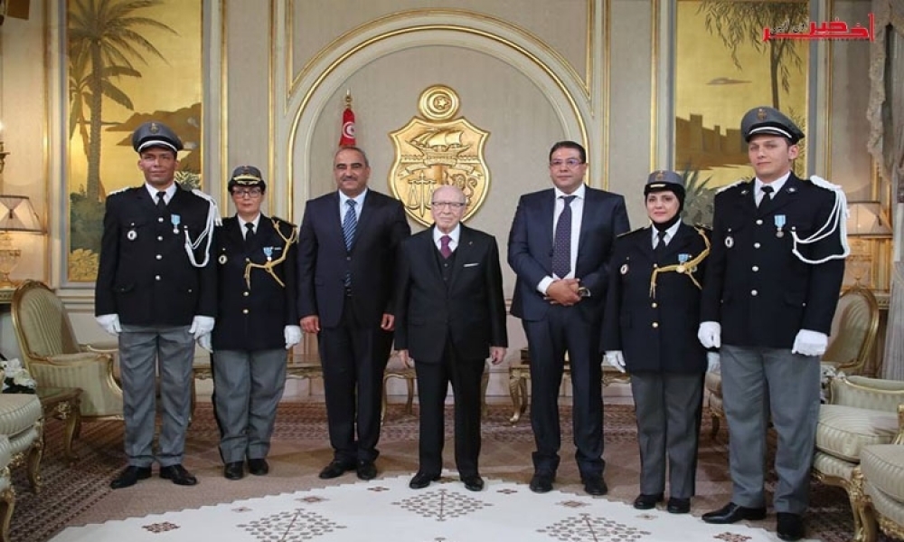 رئيس الجمهورية يشرف على موكب منح وسام الشرف للديوانة لثلّة من الضباط والأعوان