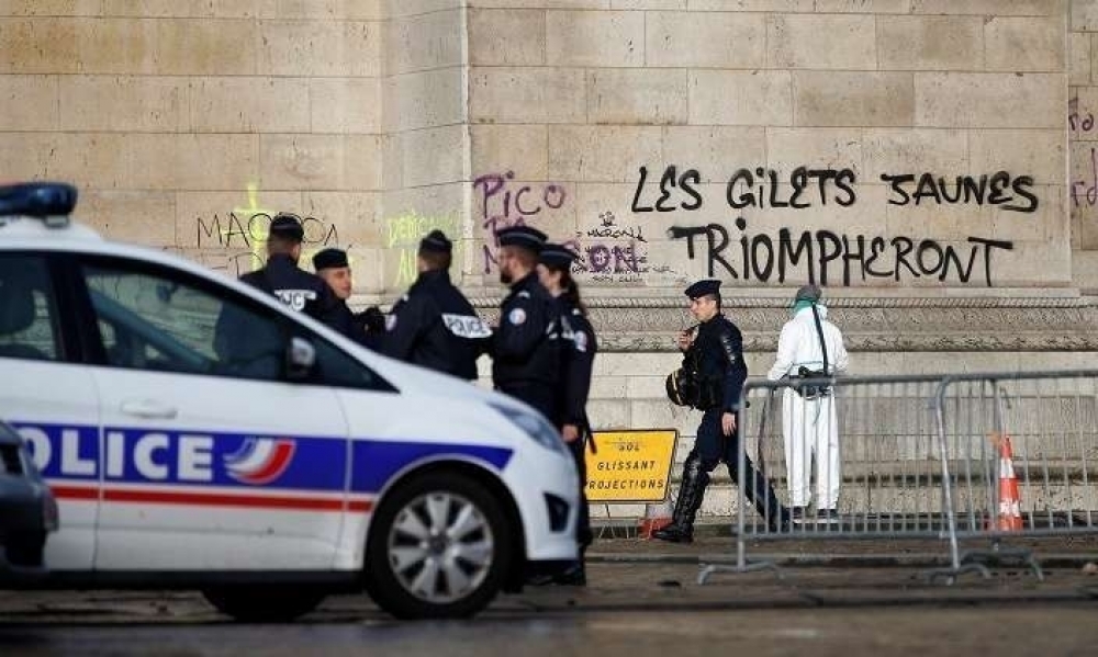 الشرطة الفرنسية تضرب السبت عن العمل تضامنا مع "السترات الصفراء" رغم الغاء الحكومة الضرائب على وقود السيارات