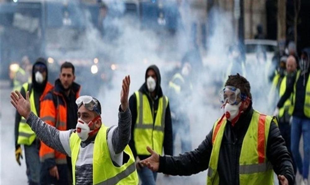 فرنسا / إصابة 10 من "السترات الصفراء" والشرطة تطلق الغاز المسيل للدموع