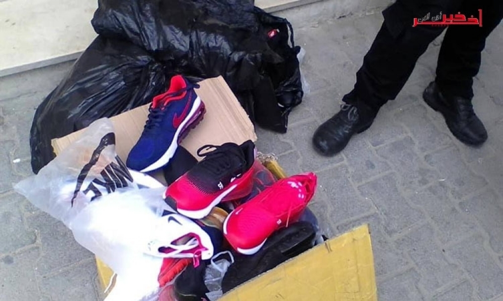 صور / صباح اليوم : حجز أحذية رياضيّة بسوقٍ وسط العاصمة تحمل عبارة "الله" في أسفلها