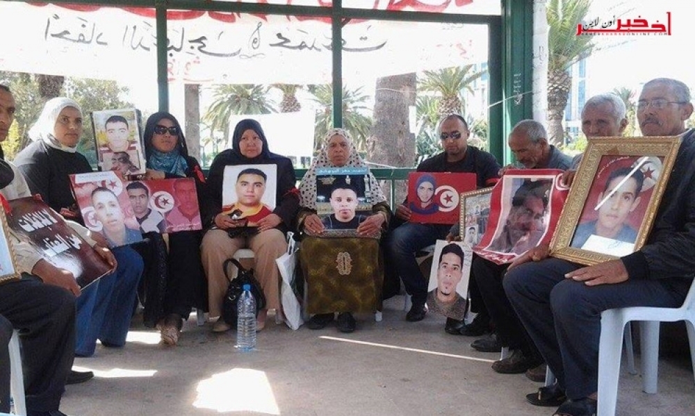 وقفة إحتجاجيّة لعائلات شهداء وجرحى الثورة بالقصبة للمطالبة بنشر القائمة بالرائد الرسمي