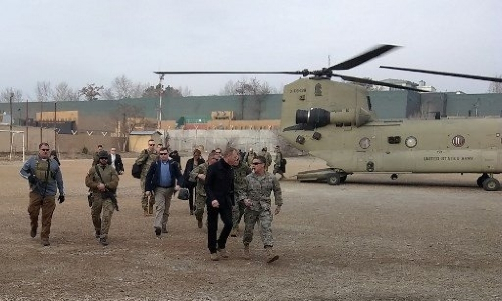 العراق / وزير الدفاع الأمريكي بالوكالة يصل إلى بغداد في زيارةٍ مفاجئة