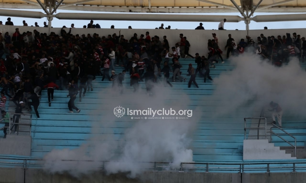 مواجهات بين جماهير الإفريقي بمدرجات ملعب رادس والأمن يستعمل الغاز المسيل للدموع (صور)