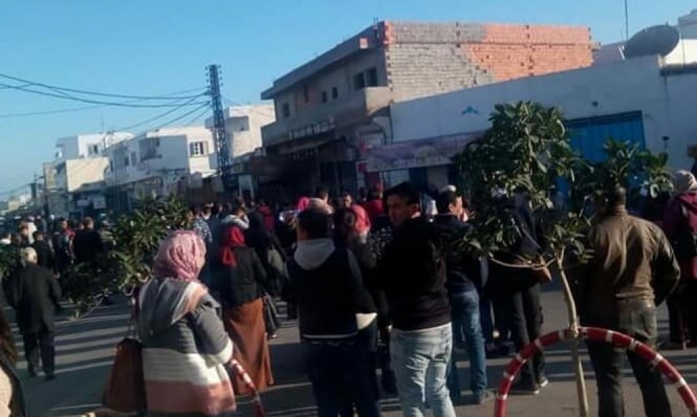 سوسة / سيدي بوعلي : إضراب عامّ تضامنًا مع عمّال مصنع الألبان وغلق الطريق 