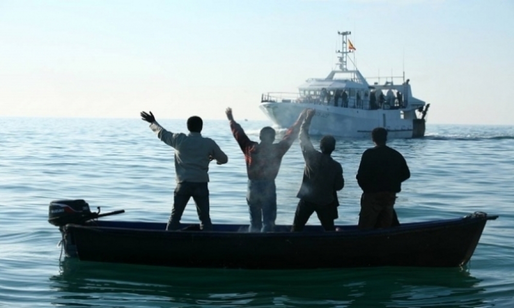 مساء اليوم: دورية عسكرية تقبض على 4 أشخاص خطّطوا للهجرة بطريقة غير شرعية من ميناء حلق الوادي
