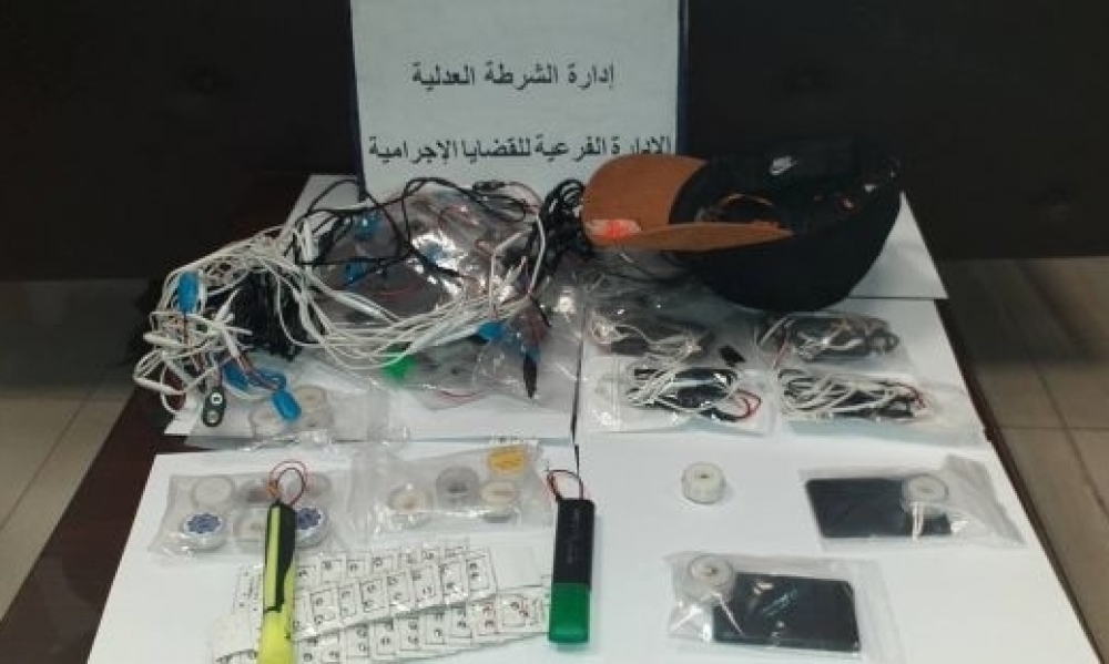 تونس / إيقاف شخصٍ يروّج  أجهزة إلكترونيّة معدّة للغشّ في الإمتحانات