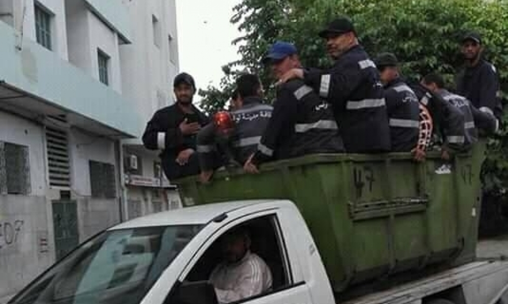 نقل أعوان نظافة مدينة تونس بواسطة شاحنة الفضلات، بلدية تونس تفتح تحقيقًا