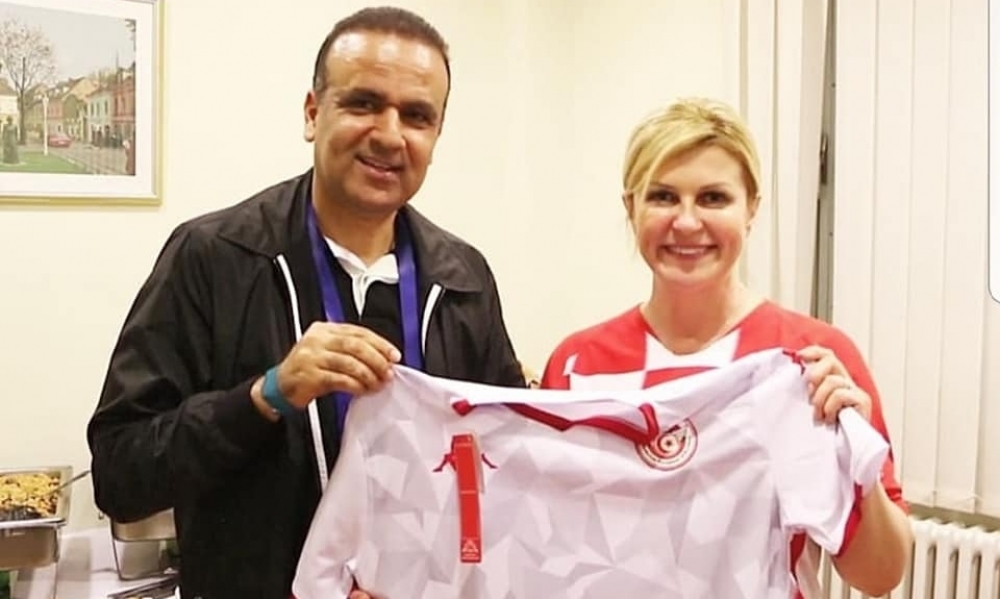 الجريء يهدي قميص المنتخب التونسي لرئيسة كرواتيا