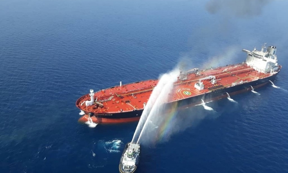 بحّارة ناقلة النفط اليابانيّة في بحر عمان رأوا "جسمًا طائرًا"  
