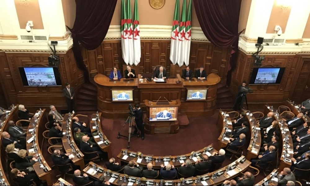 خصام واشتباك بالايدي بين نائب رئيس مجلس النواب الجزائري و رئيس اللجنة القانونية 