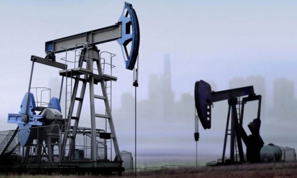 النفط يهبط 3% بفعل بيانات اقتصادية عالمية ضعيفة وزيادة في المخزونات الأمريكية