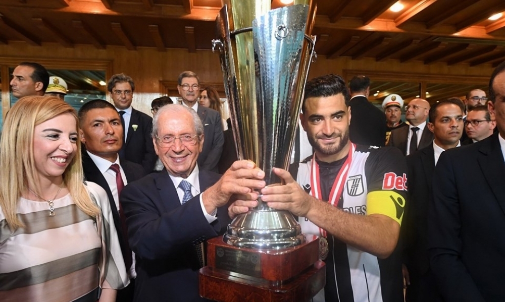 محمد الناصر يسلم "كأس محمد الباجي قايد السبسي" إلى النادي الصفاقسي (صور)