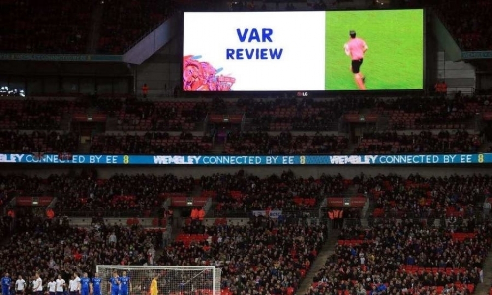 مجلس الإتحاد الدولي لكرة القدم "الفاب" يقرر عدم بث لقطات الـ"VAR" على شاشات الملاعب
