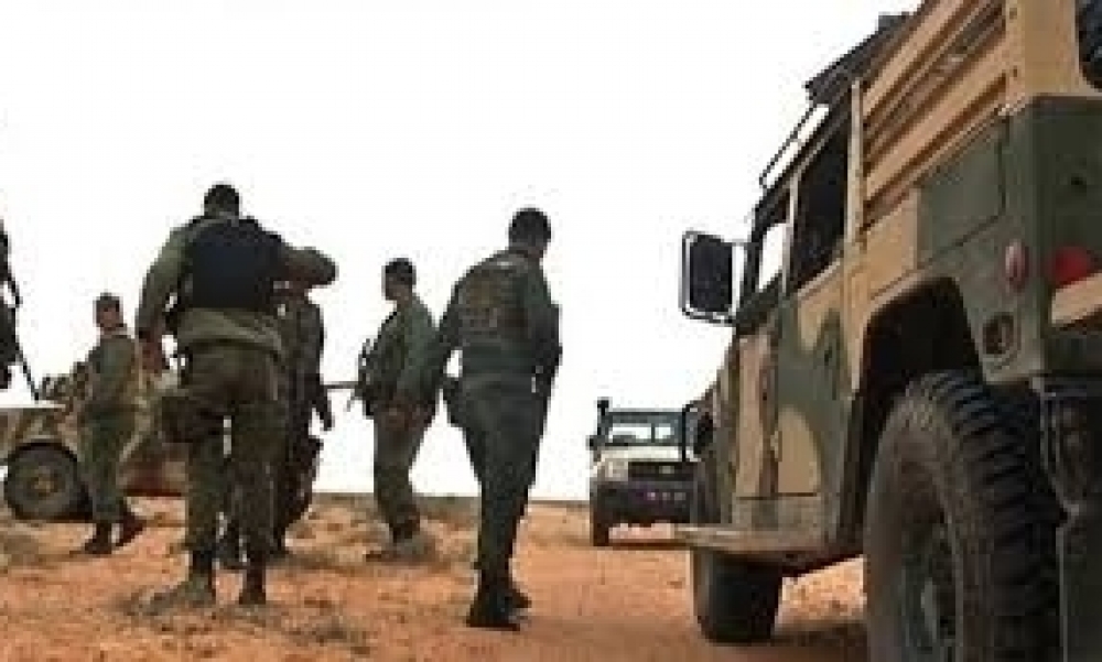 متابعة/  وزارة الدفاع  تكشف تقاصيل  جديدة عن عملية القبض على 3 مهربين  و اسلحة في رمادة 
