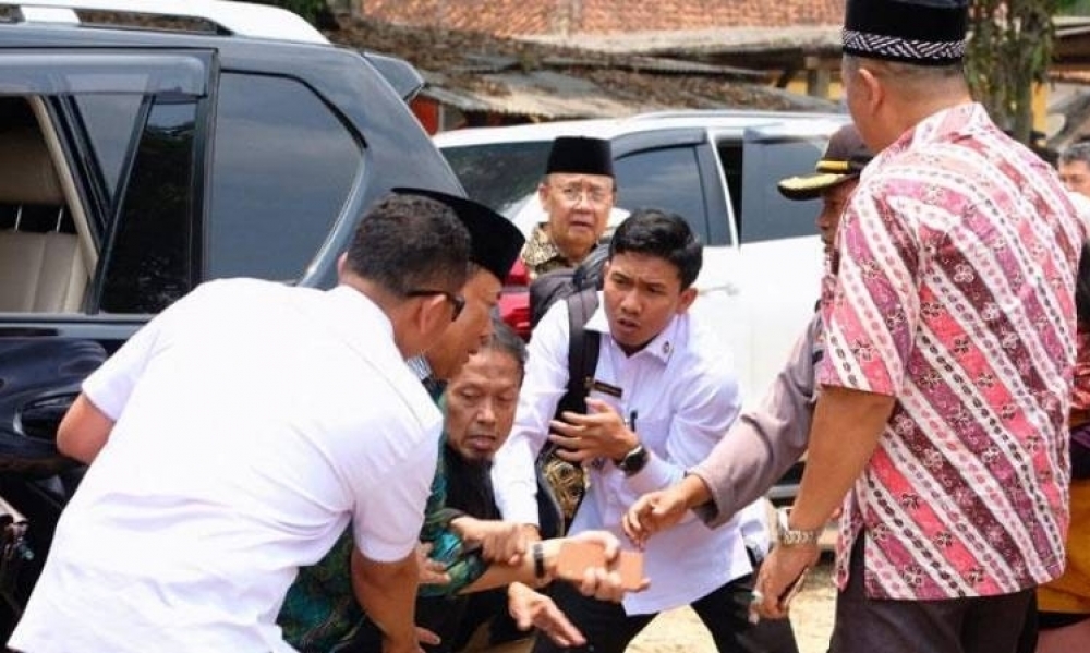أندونيسيا / وزير  الأمن   يتعرض لهجوم بالطعن من قبل داعشيين 