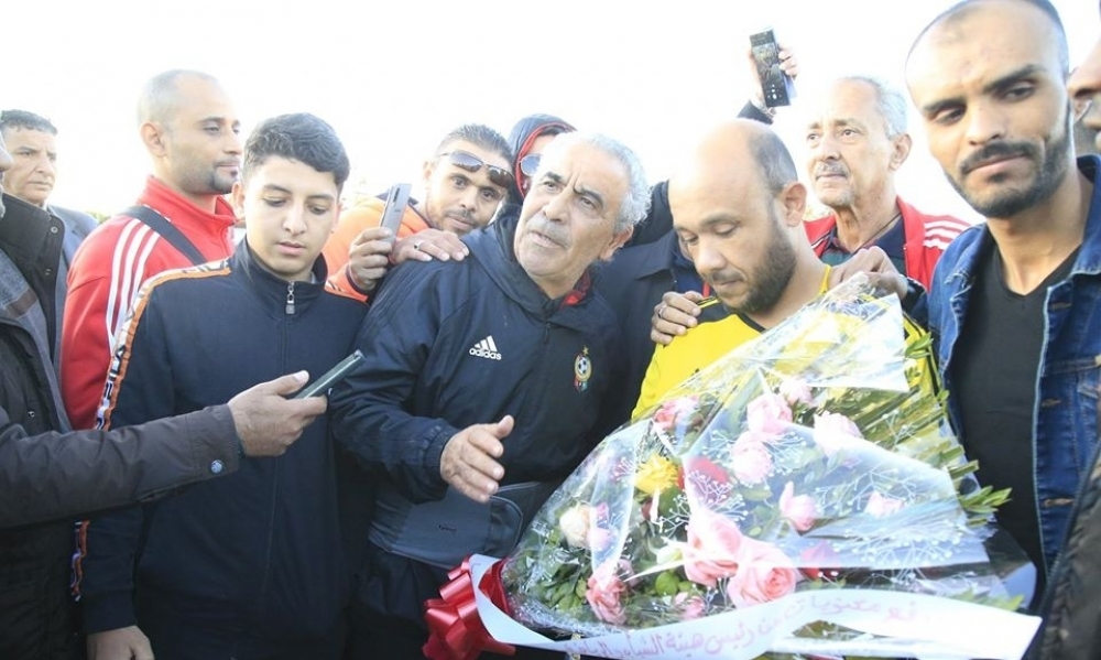 رغم الهزيمة برباعية أمام المنتخب التونسي: الجماهير الليبية تزور تمارين منتخب بلدها وتهدي اللاعبين والإطار الفني باقات ورود (صور)