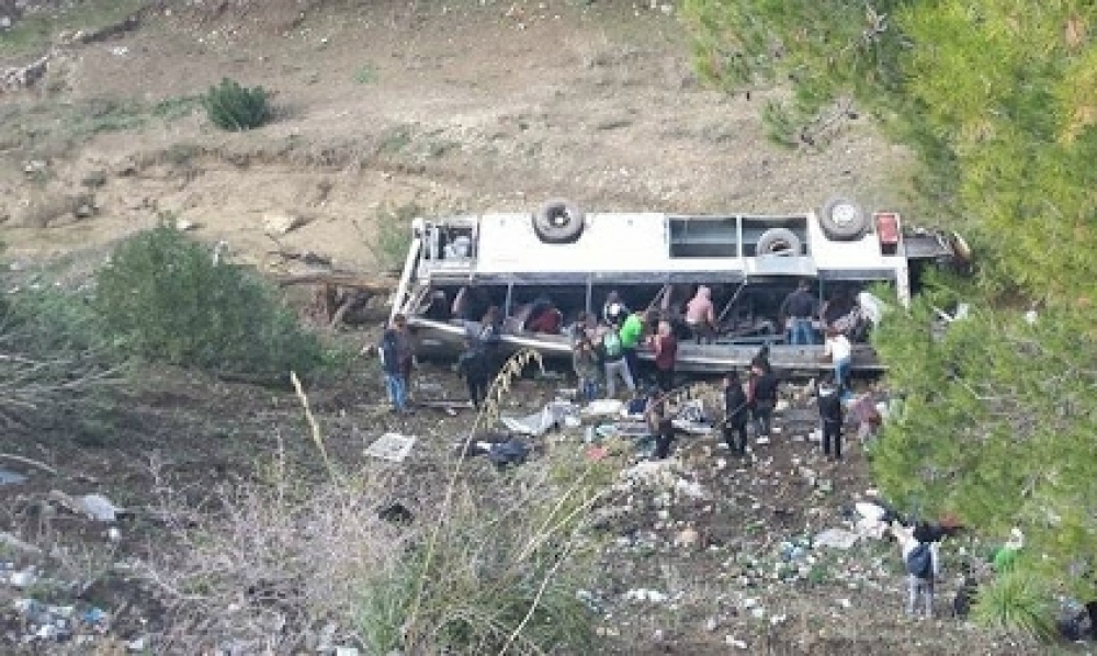 حادث إنقلاب حافلةٍ سياحيّة في إتجاهها إلى عين دراهم يُسفر عن وفاة عددٍ من الركاب