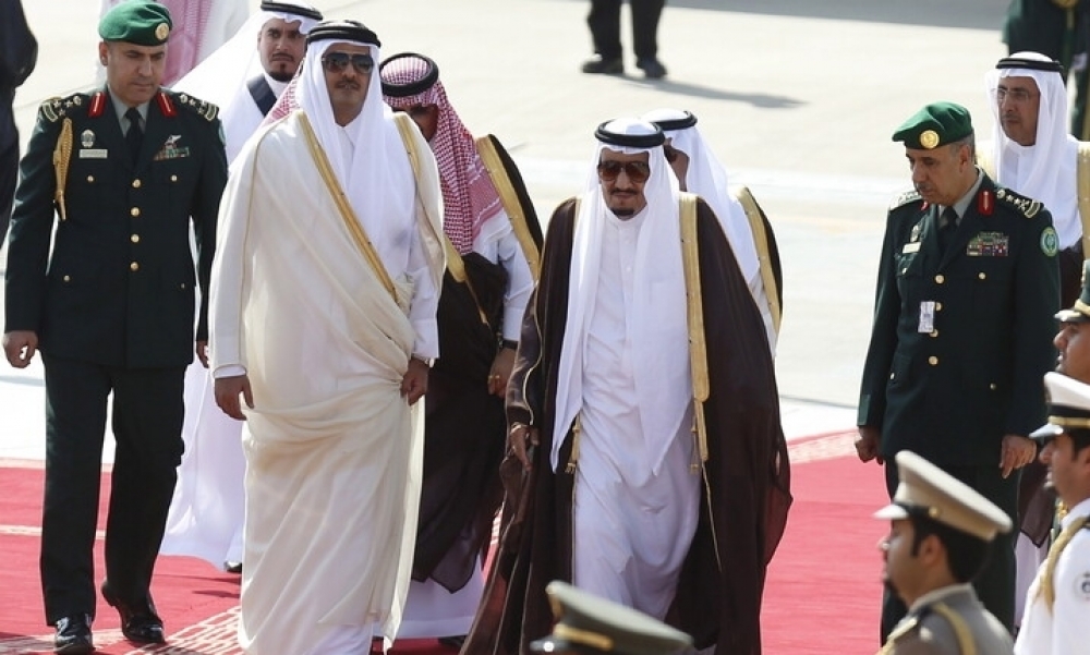 بوادر انفراج للأزمة...أمير قطر يتلقى دعوة من العاهل السعودي لحضور القمة الخليجية