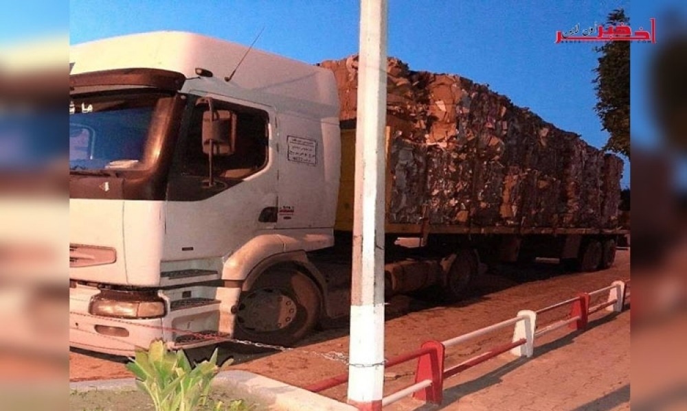 سيدي بوزيد / ضبط شاحنةٍ جزائريّة بصدد نقل أكثر من 22 طنّا من مادة الورق المقوى