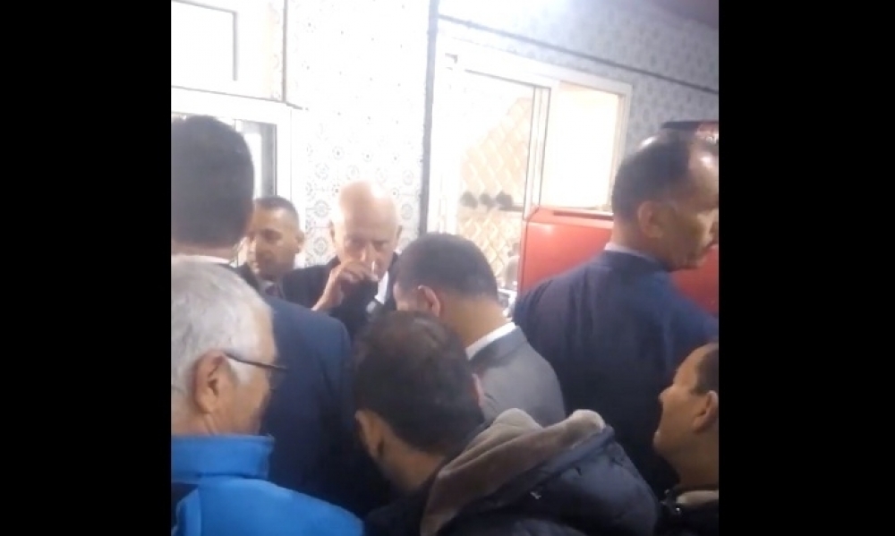 رئيس الجمهورية قيس سعيد يزور مقهى شعبيا بحي التضامن (فيديو)