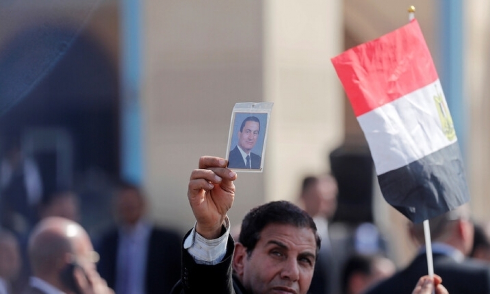 مواطن مصري يلقي بنفسه من الطابق الخامس حزنا على وفاة الرئيس الأسبق حسني مبارك