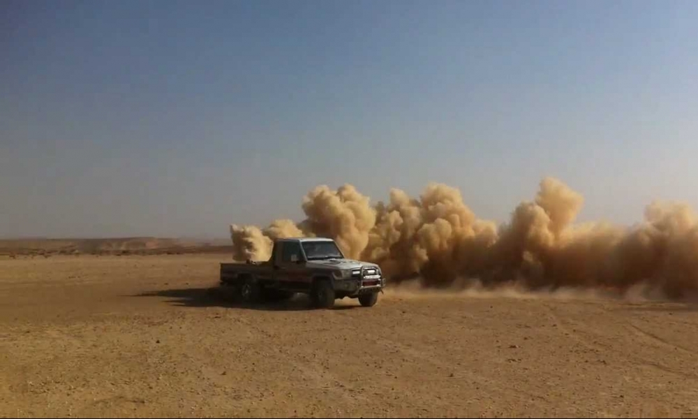 وزارة الدفاع : إيقاف سيّارتَيْ تهريبٍ قادمتين من ليبيا وحجز بضائع مهرّبة بالحدود الصحراويّة 
