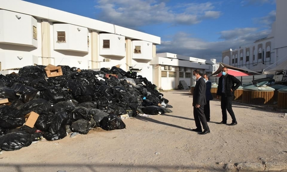 صور - صفاقس / أكداس من النفايات بالمسلك المؤدّي إلى مركز الفرز "كوفيد-19" بمستشفى الحبيب بورقيبة