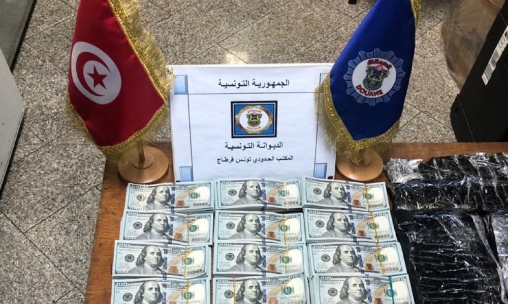 مصالح الديوانة بمطار تونس قرطاج تحجز 220 ألف دولار أمريكي مهربة