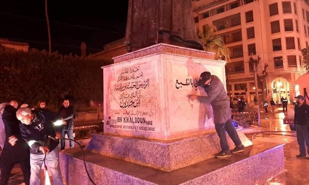 أعوان بلدية تونس يقومون بتنظيف ساحة إبن خلدون 