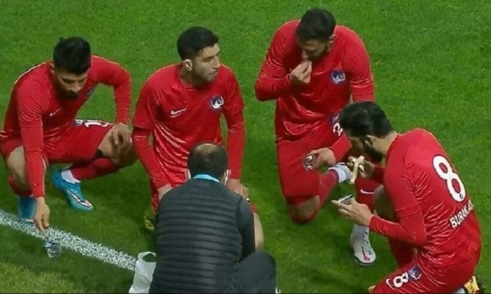 تركيا: لاعبون يفطرون أثناء مباراة رسمية على أرض الملعب في أول أيام رمضان
