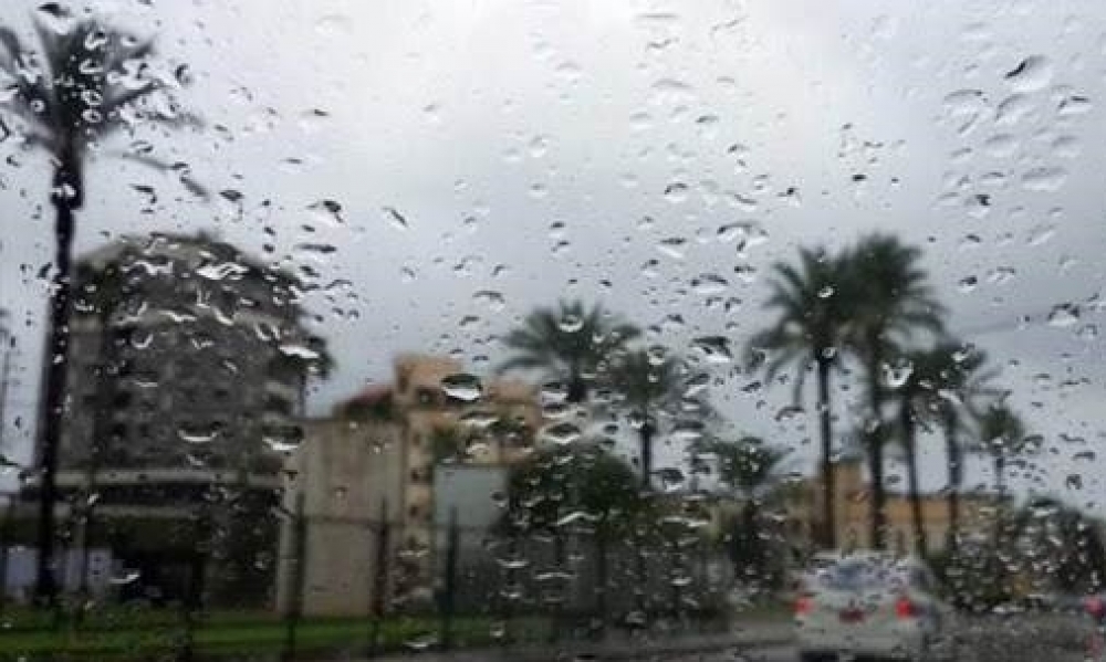طقس الجمعة / إنخفاض في درجات الحرارة وتواصل نزول الأمطار