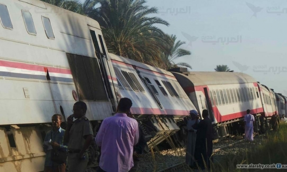 عشرات المصابين وأنباء عن قتلى في حادث انقلاب عربات قطار في مصر