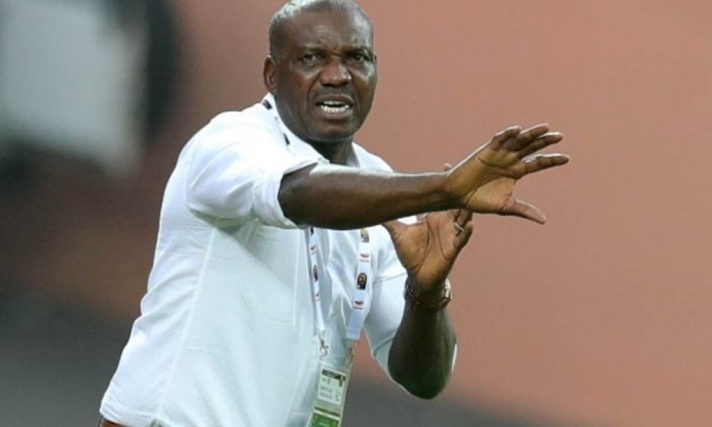 مدرب منتخب نيجيريا يعلن استقالته بعد الهزيمة أمام تونس