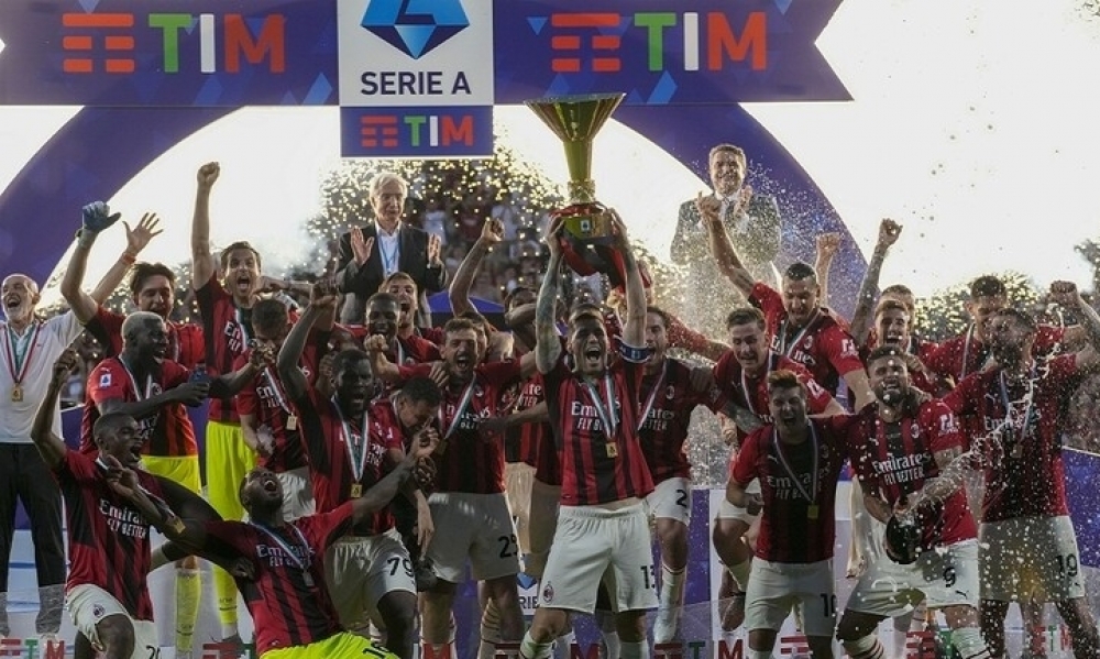 ميلان يتوج بطلا للدوري الإيطالي لأول مرة منذ عام 2011